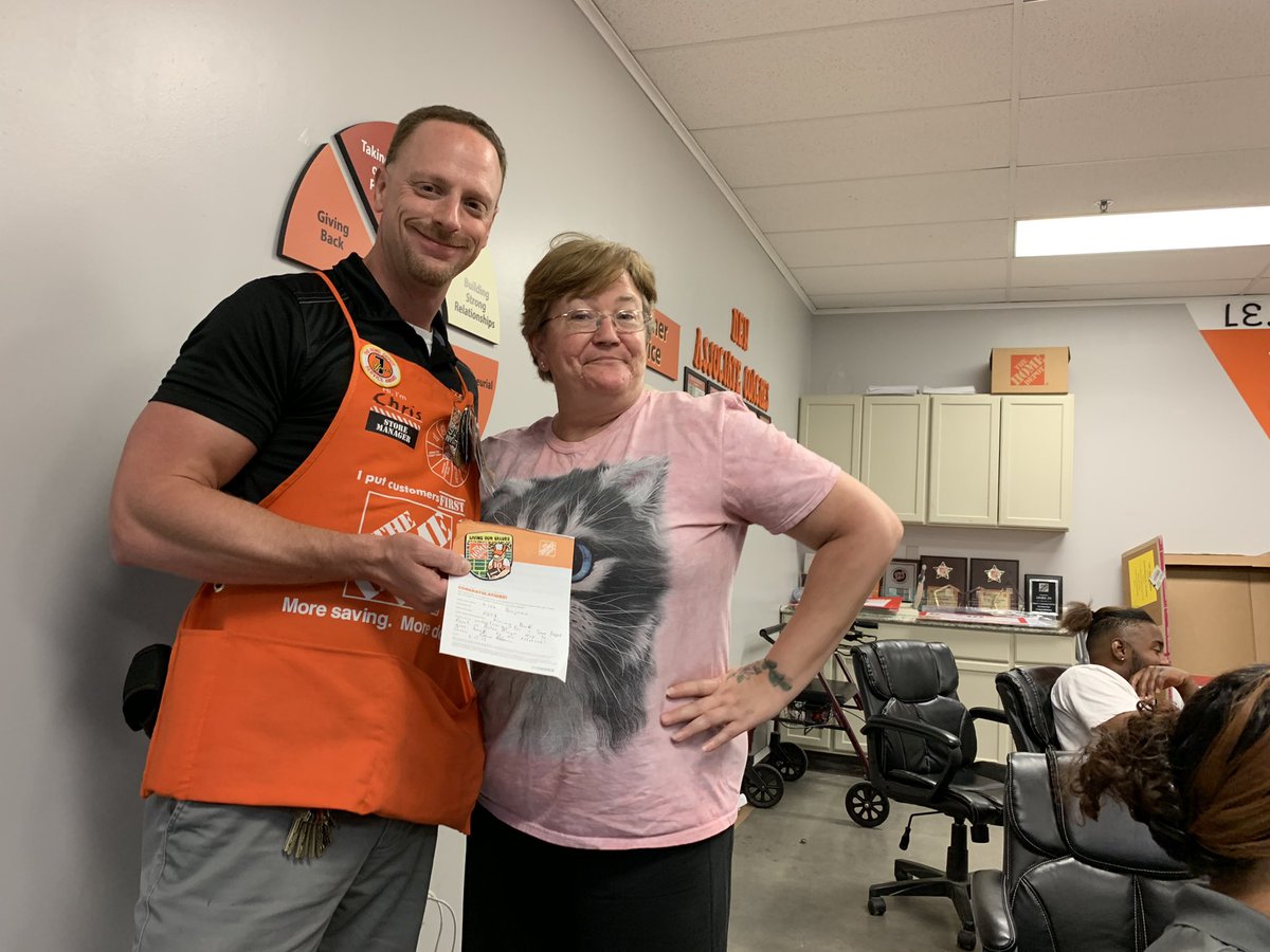 THD0374's tweet image. Thanking our Freight Train with some food during #LateNightSamePage for all their hard work in spring! Also recognizing Mrs. Lisa for helping during #TeamDepot event and Dennis for leading this great team! @ChrisBergHD @jxh076 @MistyUsher8