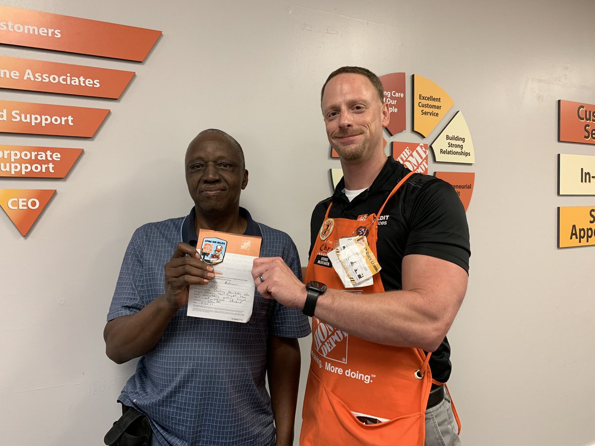 THD0374's tweet image. Thanking our Freight Train with some food during #LateNightSamePage for all their hard work in spring! Also recognizing Mrs. Lisa for helping during #TeamDepot event and Dennis for leading this great team! @ChrisBergHD @jxh076 @MistyUsher8