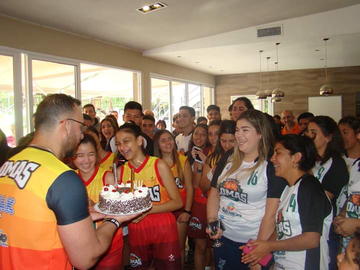 LomasBasket's tweet photo. Soplamos las velitas, durante la presentación presidida por nuestro intendente, el Secretario de Gobierno @Samuelsemrik y el Sr. Director de Deportes Municipal, todos juntos con alumnos y padres
#ClubLomasBasket #LomasHandball #CestoballClubLomas #SomosLomas #ElUnicoClub #EnLomas https://t.co/wFQ8k3cLB6