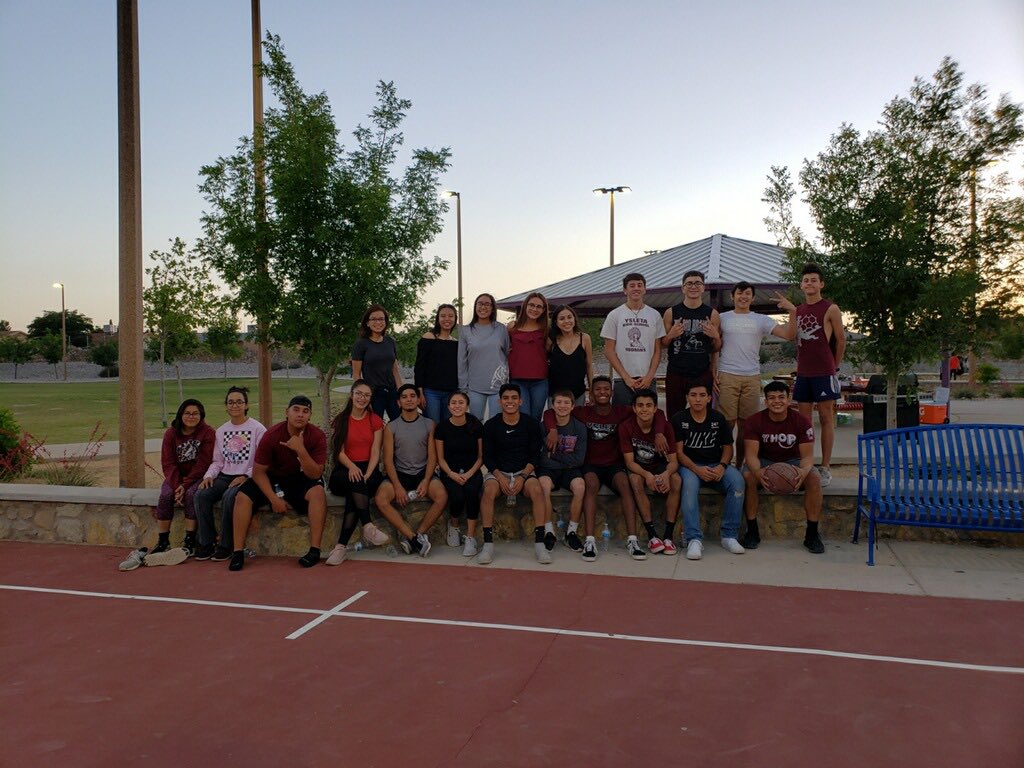 Coach_Collins15's tweet photo. Had a blast celebrating an amazing season with these athletes and coaches! β€οΈβ€οΈ #track2019 #BOWUP πΉ https://t.co/mFPcsOuieo