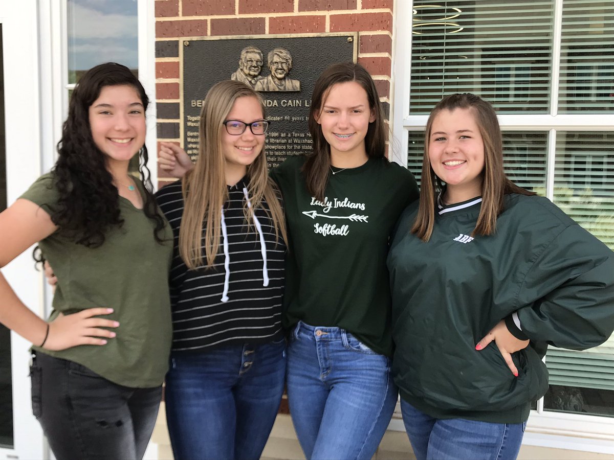 ClubInteractWHS's tweet photo. These girls are the best! Interactors that take pride in their school-thanks for your service! 💚#freshman #serviceaboveself https://t.co/bxcfH7C8f0