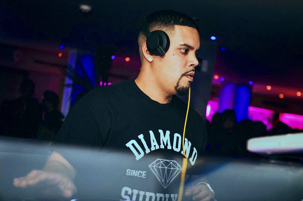 supreme_deejay's tweet photo. At work !! 💥🚀 .#DJ #DJLifestyle #lovemyjob #hiphopmusic #dancehall #rnbmusic #Tenerife https://t.co/bcKDQRDEjD