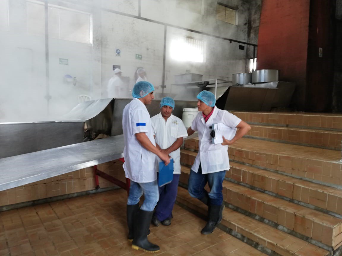 SER_CTMAE's tweet photo. #SENAEmprendeRural En #SanRoque_ANT, formación en Transformación de Caña Panelera, realizamos taller "Buenas practicas de manufactura (BPM)" en Trapiche ECODULA, fortalecemos la Agroindustria.

@EstradaCarlosM @hernanfuentes @CarlosAGamba @acalderon1974 @Walterquiver @fcanogomez https://t.co/zHimwGmKzw