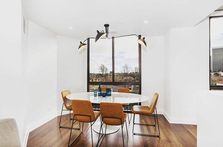 laurimstudio's tweet image. Pops of color in a minimalistic layout filled with natural light always equals serenity. #LauriMorrisonStudio #McCartyCondo #design #interiordesign #beverhills #losangeles