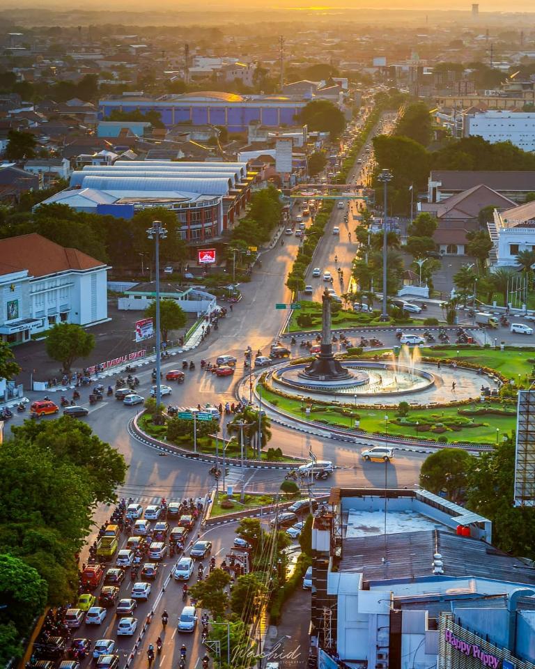 wisatasemarang's tweet photo. Suasana damai Kota Semarang memang bikin kangen ya Ndaa. Yang di perantauan sudah tidak sabar pulang ke kota tercinta ini?
.
Lokasi: Kawasan Tugu Muda #Semarang
Foto IG: wachide
.
#tugumuda #wisatasemarang https://t.co/rb0MmzWDts