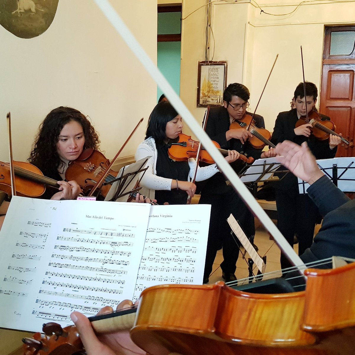 cesarvale78's tweet photo. Ir a ver un concierto de una orquesta es un privilegio, pero que la orquesta venga a tu trabajo a dar un concierto, ya es mucha cosa. Un aplauso para la orquesta de El Alto @ClaveSol y al @BancoSol por apoyar a estos jóvenes músicos. https://t.co/9bIvBP3p4P