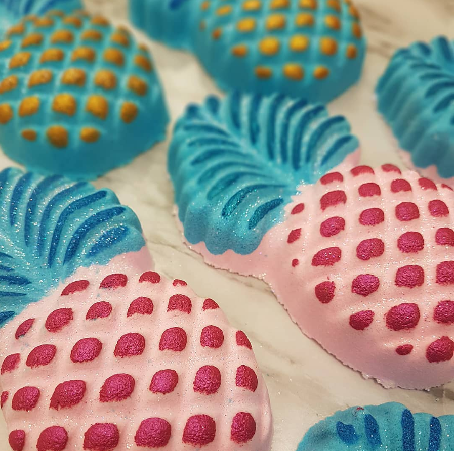 BotanicalProp's tweet photo. 🍍🍍Pineapple Bath bombs are back!🍍🍍 Available in our #CambridgeON store & @stjacobsmarket location.
#741kingstcambridge @stjacobsvillage #bathbombs #bathbomb #loveyourskin #shoplocal #bathartisan #supportsmallbusiness #kitchener #cbridgeON #lush @CBridgeOnline #lushie #vegan https://t.co/e501XYJqCV