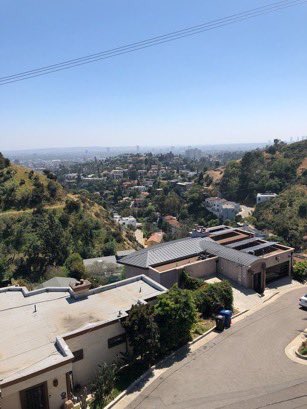 Jinzle_'s tweet photo. I know most of LA/Hollywood etc looks exactly the same but why does it look like Tfue recorded this video AT the clout house? 

View 1 is obviously tfue from his video 

View 2 is off the balcony of the clout house https://t.co/vuJlzHLClw