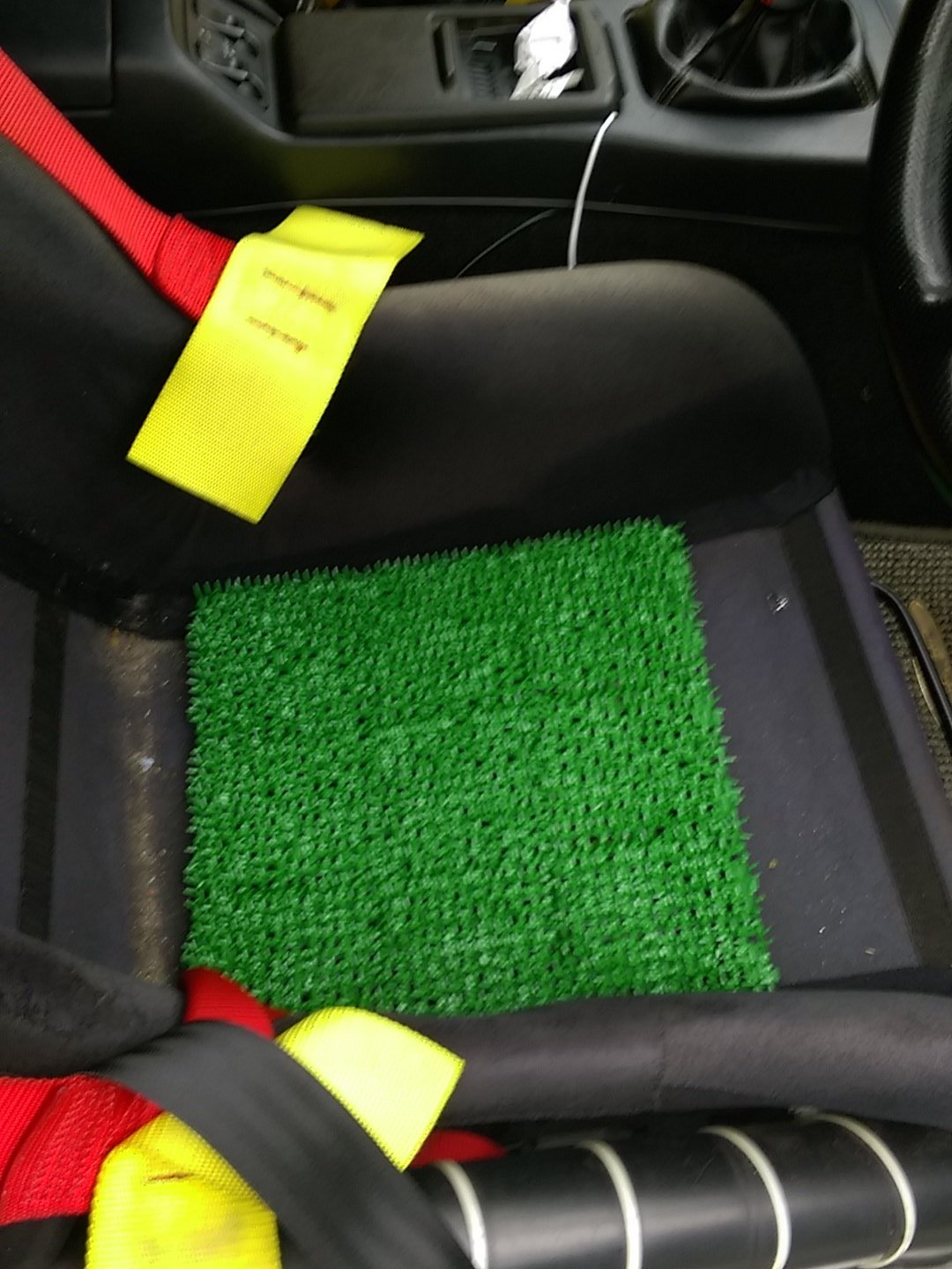 ふぅす これから夏ですけど 車のシート お尻が蒸れたりして長時間の運転で不快感があったりしますよね そんなあなたに人工芝 ホムセンで98円 いつものシートに置くだけ 尻は蒸れないし以外と座り心地も悪くないぞ ほ 本当だぞ もう4年愛用してる ふぅす これから夏ですけど 車のシート お尻が蒸れたりして長時間の運転で不快感があったりしますよね そんなあなたに人工芝 ホムセンで98円 いつものシートに置くだけ 尻は蒸れないし以外と座り心地も悪くないぞ ほ 本当だぞ もう4年愛用してる
