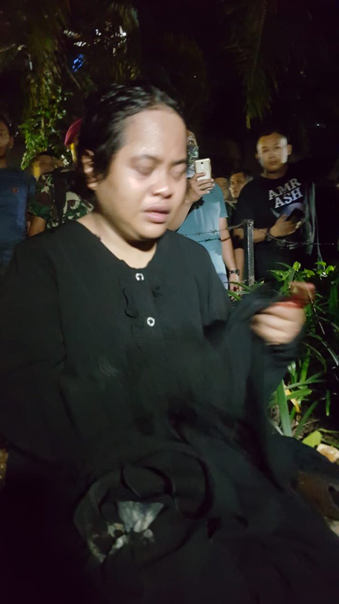 Ibu² yg "diduga" hendak meledakkan diri dengan bom pipa. 
Tunggu keterangan resmi dari polisi. <a href="/DivHumas_Polri/">Humas Polri</a>