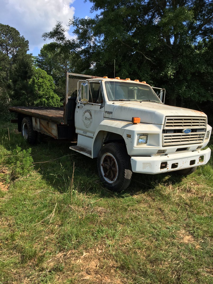 DawsonPresto's tweet photo. So I bought another flatbed. 1990 Ford F-600. Has the 370-2v gas engine, 5 speed with 2 speed rear. Can’t wait to get it running again and make it my work truck https://t.co/2pkPbhIwvA
