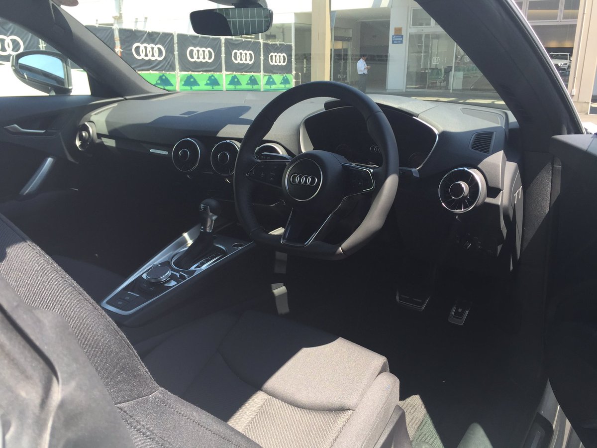 AudiChofu's tweet photo. #Audi調布 です。
1998年に誕生した初代 #TT は本質を追求した無駄のない #デザイン と #卓越 した走行性能でスポーツカーの定義に革新をもたらしました。
#Audi #AJS #NEWTT #技術による先進 #coupe #20周年 https://t.co/eT15yh1DVa