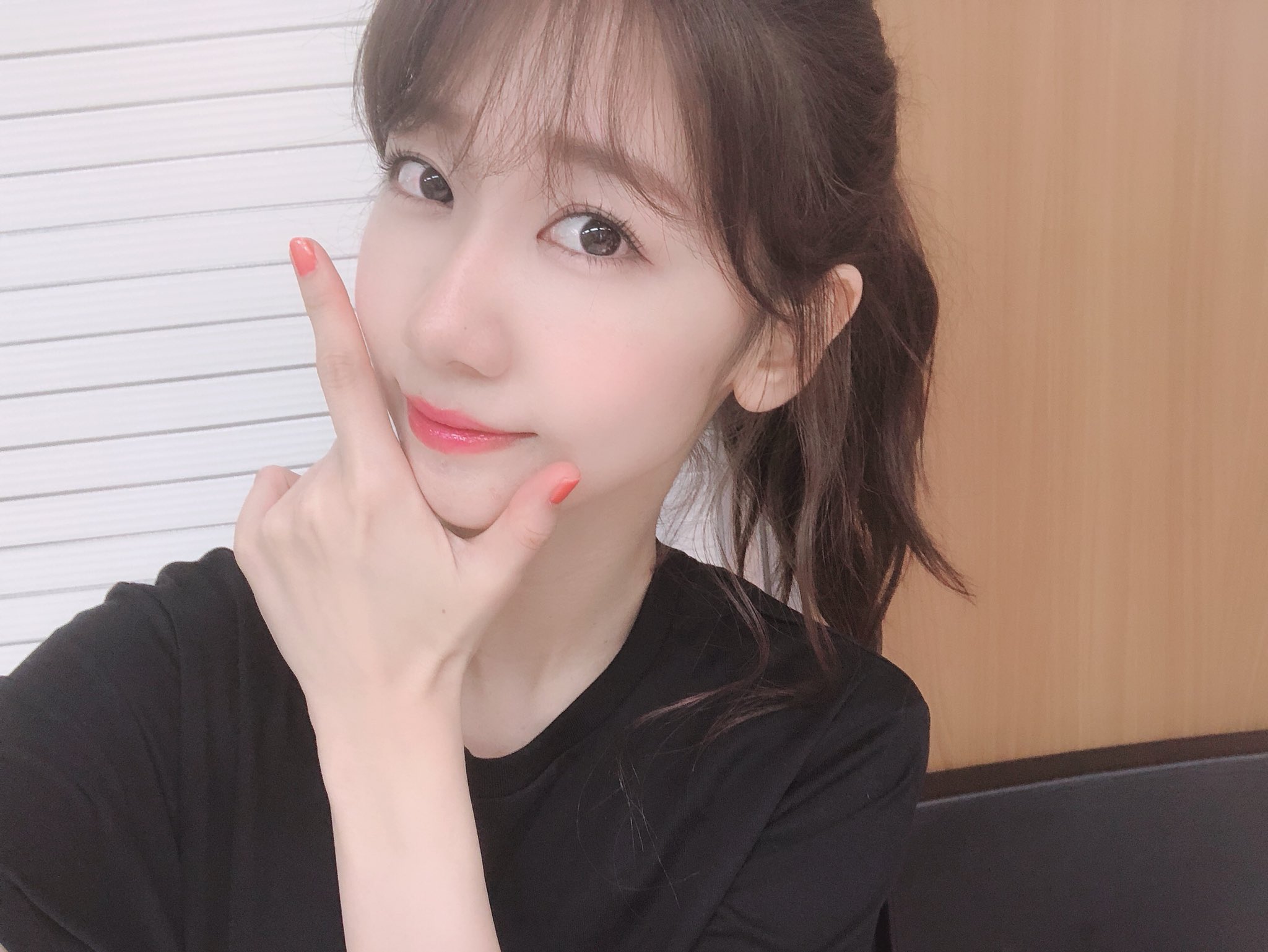 柏木由紀 黒tにオレンジネイル