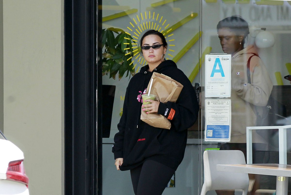 dlbrmedia's tweet photo. Demi Lovato comprando comida vegana após sair de uma academia em West Hollywood, Califórnia - 22 de maio #3 https://t.co/vKMxtmbxkI