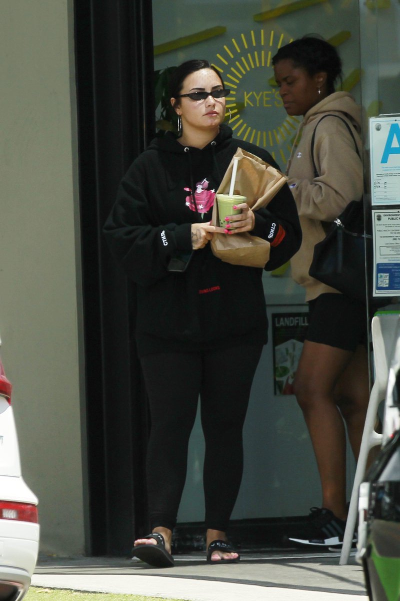dlbrmedia's tweet photo. Demi Lovato comprando comida vegana após sair de uma academia em West Hollywood, Califórnia - 22 de maio #3 https://t.co/vKMxtmbxkI