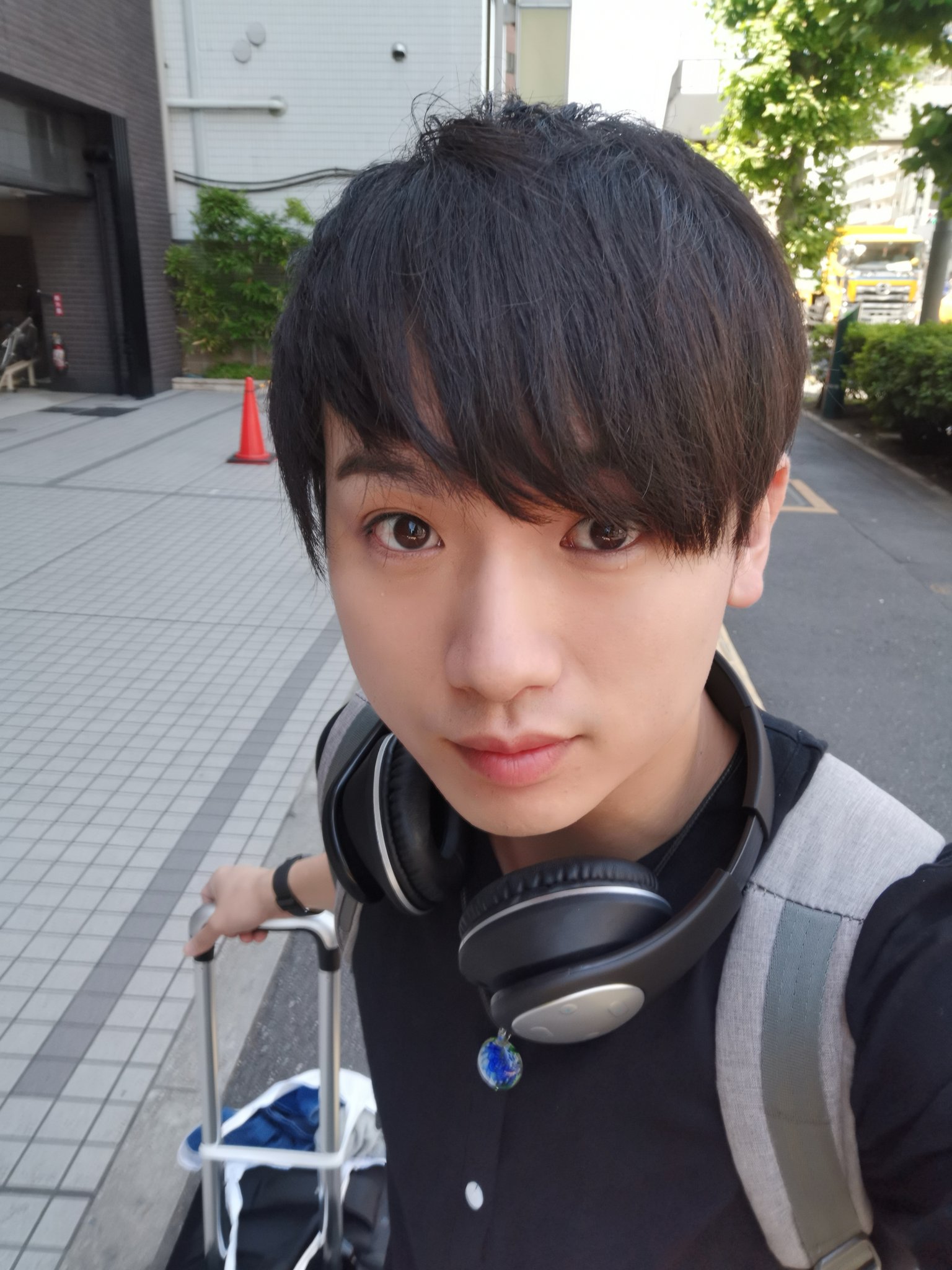 けんわた 2m Twitter पर メンズメイクを始めて半月ほど経ちますがだんたん型にはまってきました ファンデーションとアイライナーに加えて アイシャドウとリップを塗ってます アイシャドウ以外は全部メンズコスメ 自撮り苦手なのと夕方になるとパンダになり始める