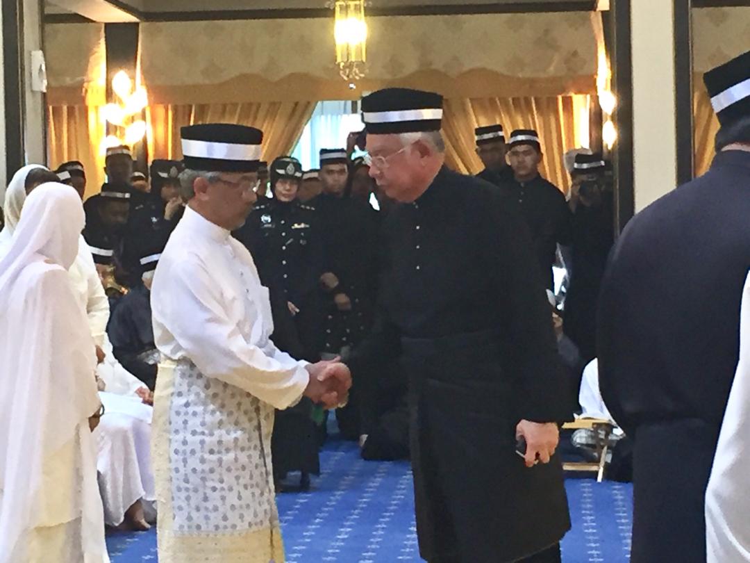 NajibRazak's tweet photo. Patik menjunjung kasih atas perkenan Tuanku-Tuanku menerima patik mengadap.

Suasana yang hiba dan sedih dirasai semua yang hadir di Istana Abu Bakar.

Penghormatan buat kali terakhir untuk Almarhum Paduka Ayahanda Sultan Ahmad Shah. https://t.co/WCYerRGf0S