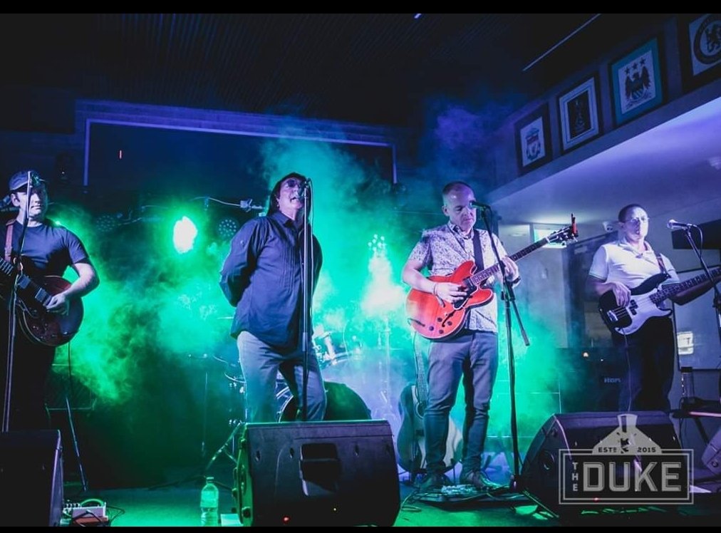 GaryIrvine77's tweet photo. @liamgallagher Thought you might like this liam, oasis tribute band down my local in Perth Western Australia MAD FUR IT😎 https://t.co/AMiWorreio