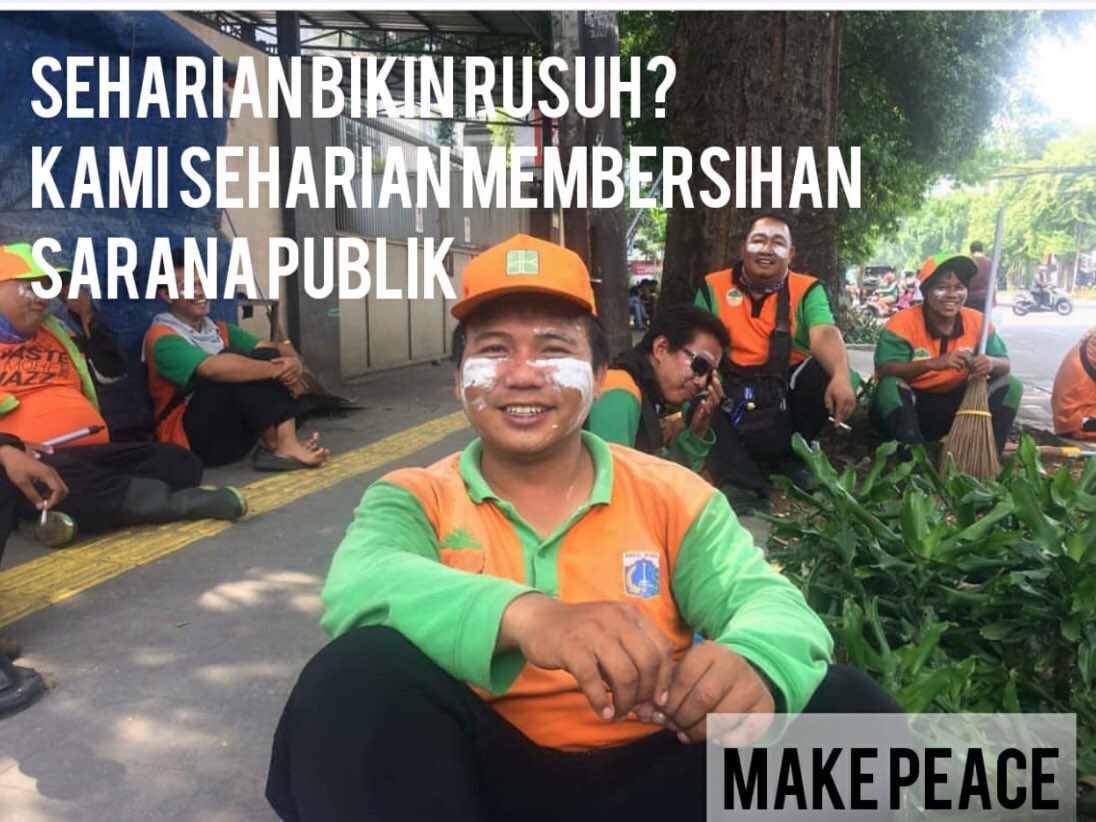 Semoga segera berakhir, kericuhan yang kalian bikin atas nama demokrasi. Yang bersihin ulah kalian nih, pahlawan pahlawan tanpa tanda jasa. Terimakasih petugas kebersihan #SaveIndonesia
