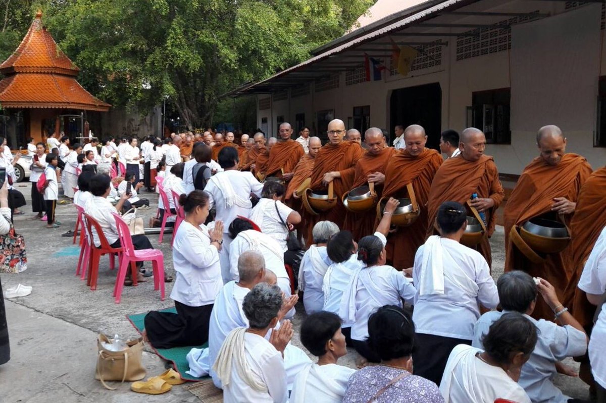 #ทำบุญตักบาตร ครบรอบ 96 พรรษา หลวงปู่สี สิริญาโร
(23พ.ค.62) เวลา 06.00 น. ประชาชนร่วมทำบุญตักบาตร  ที่  วัดป่าศรีมงคล  ต.โนนกาเล็น  อ.สำโรง จ.อุบลราชธานี

 สภ.สำโรง ปฏิบัติหน้าที่อำนวยความสะดวกการจราจรและดูแลความสงบเรียบร้อยภายในบริเวณงาน

ภาพจาก ป.ไกรยุทธ