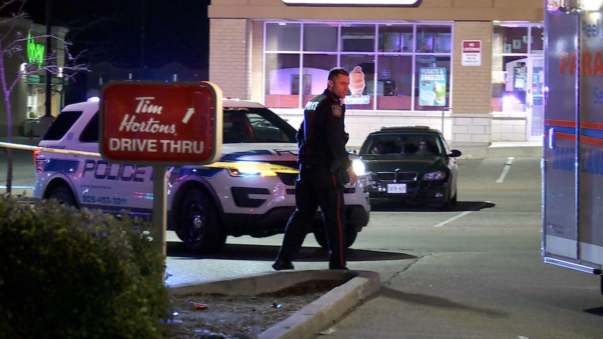 JeremyCohnTV's tweet photo. 12 AM: Two young men stabbed multiple times during a fight in a plaza at Tenth Line &amp; Thomas Street in #Mississauga. Both victims transported to trauma centre by @Peel_Paramedics with serious injuries. https://t.co/QsrGpT66Vz