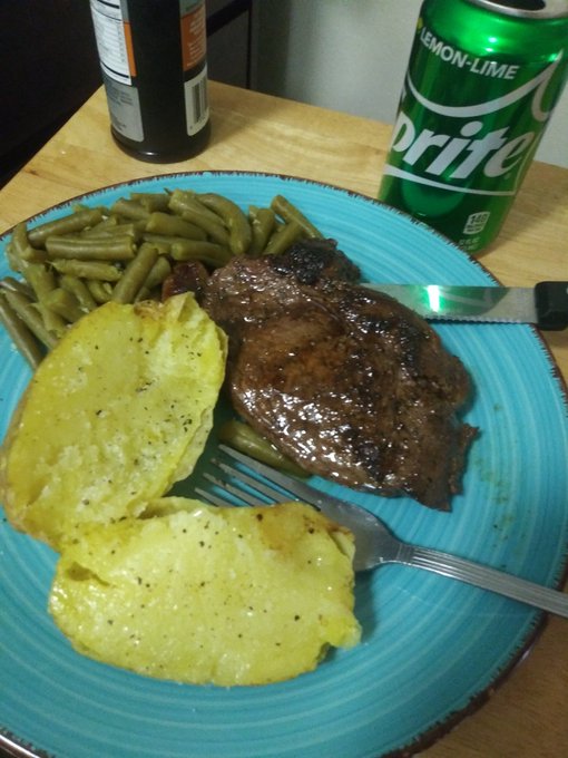 Chef Brandon throwin down in the kitchen! https://t.co/HNFeD8yCLt<a href="/tag/apclips"class="tags"><span>#apclips</span></a>