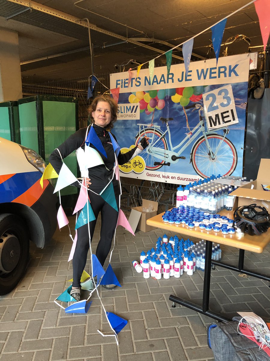 AnitaScholten1's tweet photo. Ik hoef vandaag in ieder geval niet zelf #deslingersoptehangen #FNJWD @CWZNijmegen #elkedagfietsnaarjewerkdag #vanHuissennaarNijmegen #leukonthaal https://t.co/s26FtiReHP