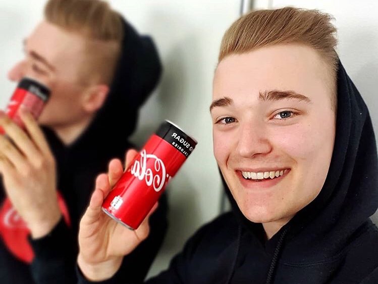 ShelterGameroom's tweet photo. 🔥TÄNÄÄN🔥
Yhteistyössä @CocaCola:n kanssa järjestämme jälleen #RefreshTheGame-pelitunnin!
Toimi siis seuraavasti:
⏰ Tule paikalle klo 16-17
🧙🏻♂️ Sano kassalla koodi ’Refresh The Game’
🎮 Saat VELOITUKSETTA tunnin peliaikaa ja Coca-Cola Zeron!🥤
#esportsfi #ShelterGameroom https://t.co/KbEuO66y17