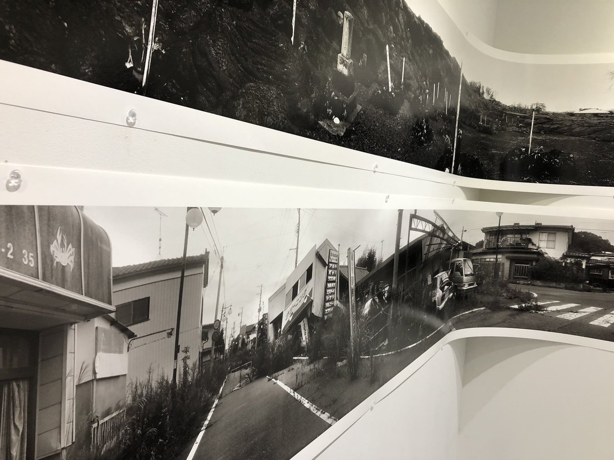 renga_bungaku's tweet photo. Reagoにて行われている岩根愛写真展『KIPUKA』に行ってきました。
ハワイと福島県の2つの地点から、火山と震災という自然災害を乗り越えて生きる人々のリアルな姿が撮られています。
5/26まで展示中です。皆さま是非足をお運びください。
#reago
#kipuka https://t.co/wlWqtSbPz7