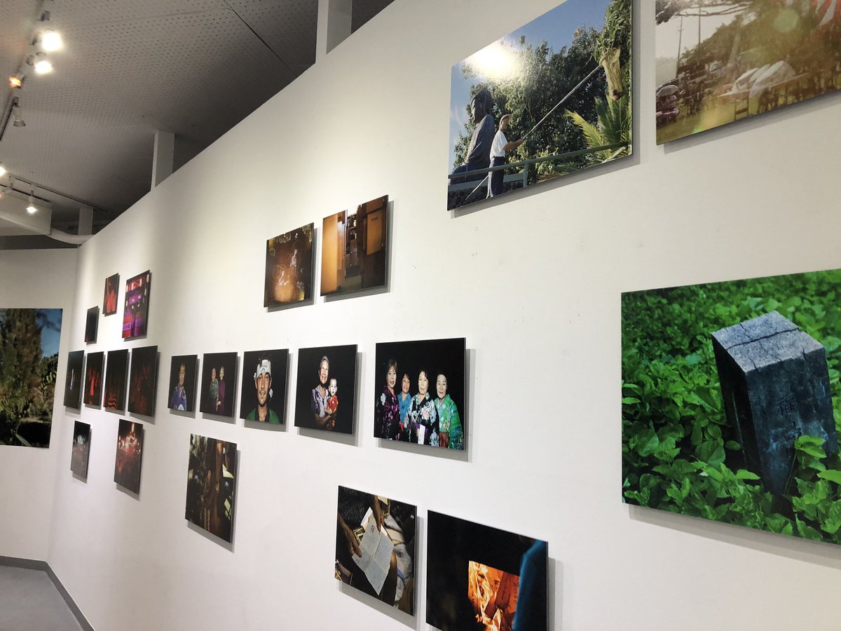 renga_bungaku's tweet photo. Reagoにて行われている岩根愛写真展『KIPUKA』に行ってきました。
ハワイと福島県の2つの地点から、火山と震災という自然災害を乗り越えて生きる人々のリアルな姿が撮られています。
5/26まで展示中です。皆さま是非足をお運びください。
#reago
#kipuka https://t.co/wlWqtSbPz7