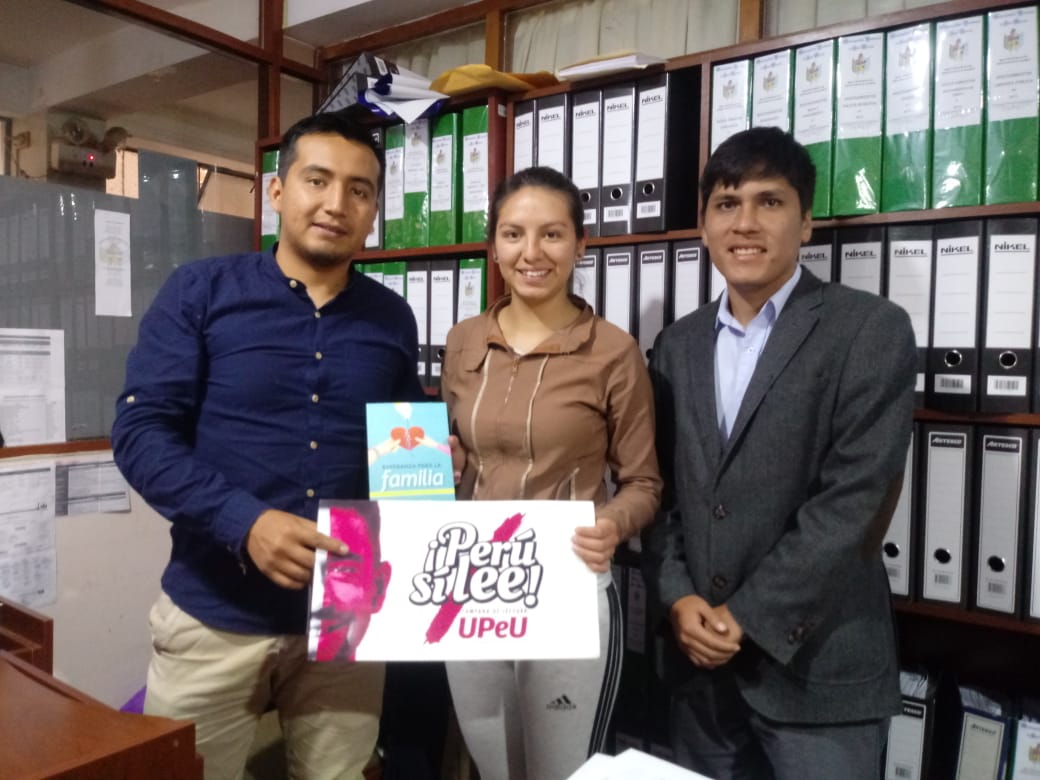 PrAbnerSanchez's tweet photo. Alcalde de la Provincia de San Marcos Carlos Machuca y trabajadores de la Municipalidad reciben el Libro #EsperanzaParaLaFamilia en ocasión al #ImpactoEsperanza y se une a la distribución de 100 mil libros en la Región Cajamarca. #PeruSiLee #VivaLaEntrega @CarlosRequejoP @janura7 https://t.co/v5H88kA5jd