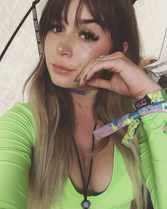 Similar selfies, different filters. 💛🥝 https://t.co/8OsAp8THEz<a href="/tag/flashbackfriday"class="tags"><span>#flashbackfriday</span></a>