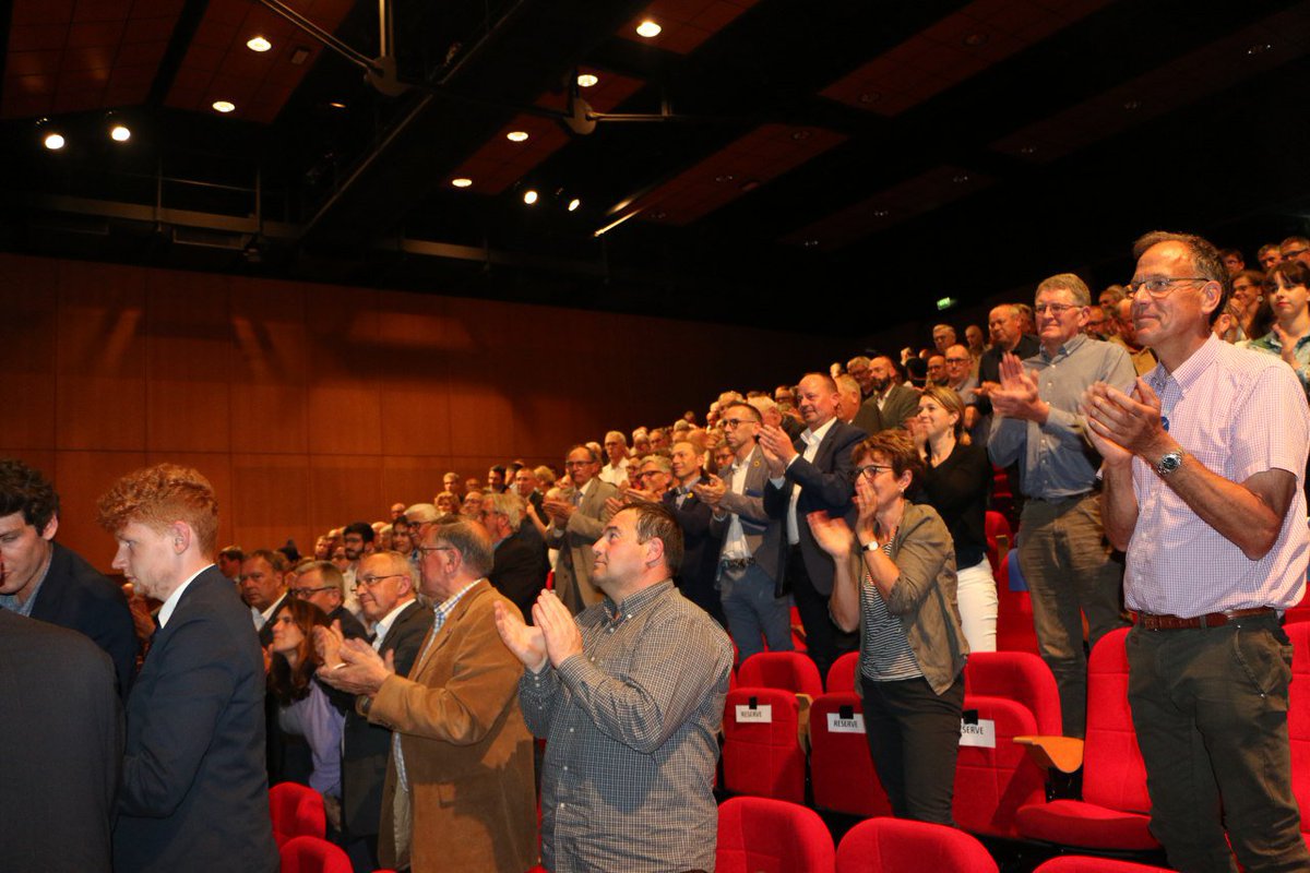 Renaissance_d22's tweet image. Des discours de fond et de conviction, une salle souvent debout... Merci à toutes celles et ceux qui ont permis le beau succès populaire de notre réunion départementale: notre référent @DominiqueLebai1, @TristanBrehier avec les @JeunesMacron22, et les colistiers @Renaissance_UE !