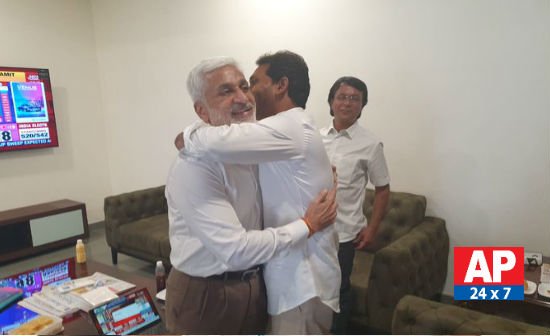 AP24x7live's tweet photo. జగన్నాధ రథచక్రాలు వస్తున్నాయ్...
#AP24x7
Read Full Story---> https://t.co/CO9En1O63d
#YCPLeading #CMJagan #VijayasaiReddy #YCP #APElectionResults2019 #PollUpdates2019 #LoksabhaElections2019 https://t.co/xlBKBrEl7J