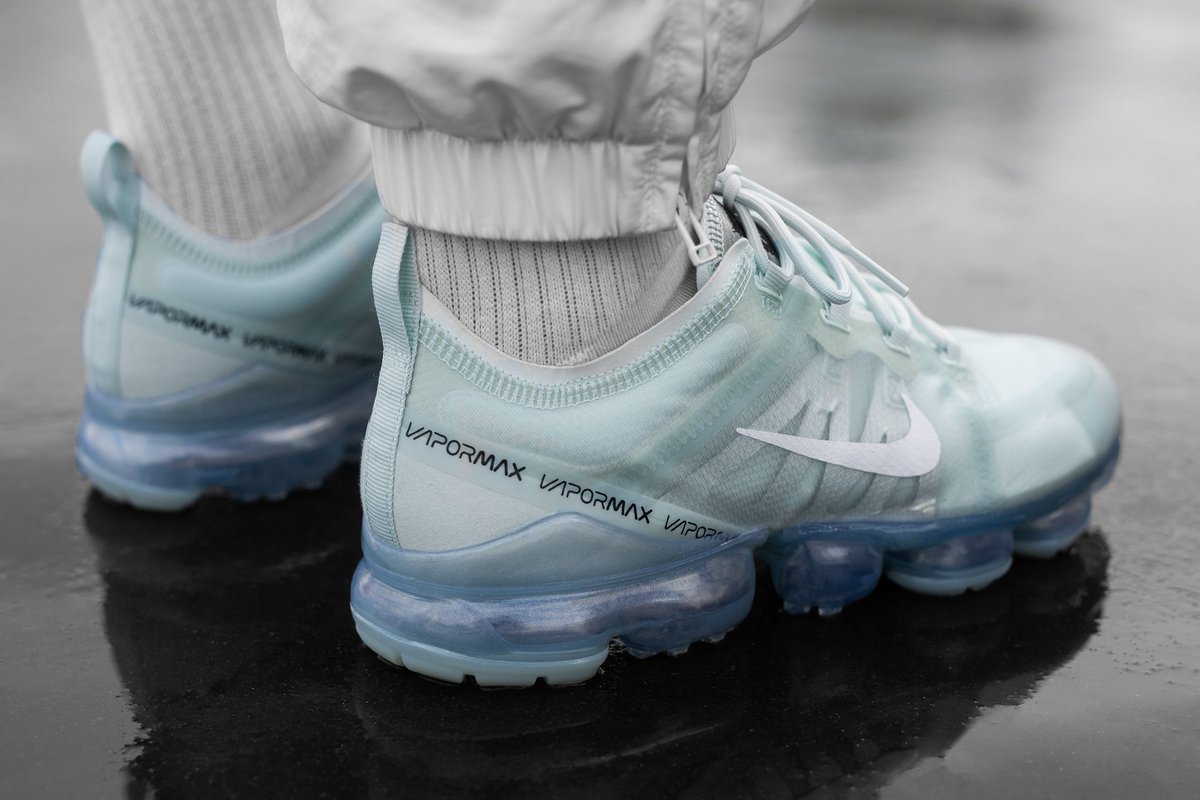 nike air vapormax barely grey