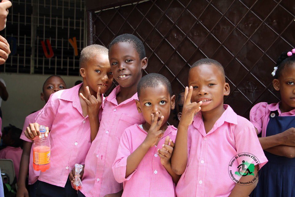 BSEIPH's tweet photo. Le #BSEIPH poursuit ses actions pour accompagner les élèves en situation de handicap. Une Subvention a été allouée à l'Ecole Foyer d'Amour d'Haïti pour pour couvrir les frais scolaires de 40 parmi les élèves accueillis par l'institution. https://t.co/jpoFAMvPpi