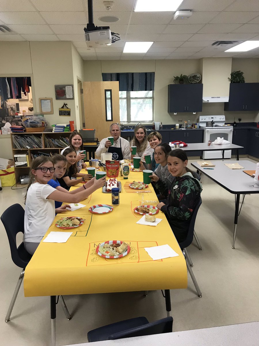 DanaRiggs17's tweet photo. We had so much fun preparing a spaghetti feast with our 5th grade Cub Crawl silent auction winners! #ccescubs #beyouCCES https://t.co/TPMnjwYBJ2