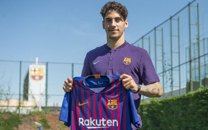 Ludovit Reis posa con la camiseta del Barcelona (Foto: FCB).