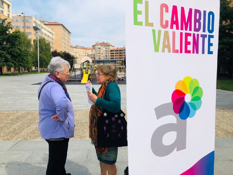 Seguimos en las plazas de Rotxapea y Sanduzelai-San Jorge con el #SofaDeAndoniRomeo hablando con las vecinas y vecinos. Bajando la política a las calles. 
Proponemos 55 medidas directas para los barrios de Iruñea-Pamplona. ¿Quieres conocerlas? Te las contamos