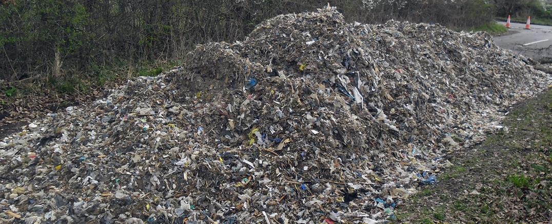 EnvAgencySE's tweet photo. 👮‍♀️👮‍♂️Man held in #waste crime probe across south-east England. 

@ThamesVP has arrested a 44-year-old at #Maidenhead following 3⃣5⃣ #MASSIVE loads dumped in #Surrey, #Buckinghamshire, #London, #Kent and #Hampshire.

READ about it, and see some of the #waste and vehicles seized⬇️ https://t.co/5OAEnz4ABa