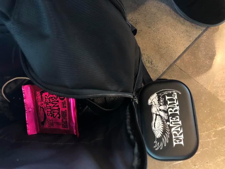 musicdistrib's tweet photo. Para el tour junto a @MelendiOficial por América, @JDECASTROJOPI lo tiene claro: Cuerdas @ernieball Super Slinky en sus guitarras eléctricas #playslinky https://t.co/q4HuJo0MIF