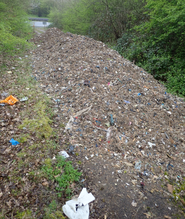 EnvAgencySE's tweet photo. 👮‍♀️👮‍♂️Man held in #waste crime probe across south-east England. 

@ThamesVP has arrested a 44-year-old at #Maidenhead following 3⃣5⃣ #MASSIVE loads dumped in #Surrey, #Buckinghamshire, #London, #Kent and #Hampshire.

READ about it, and see some of the #waste and vehicles seized⬇️ https://t.co/5OAEnz4ABa