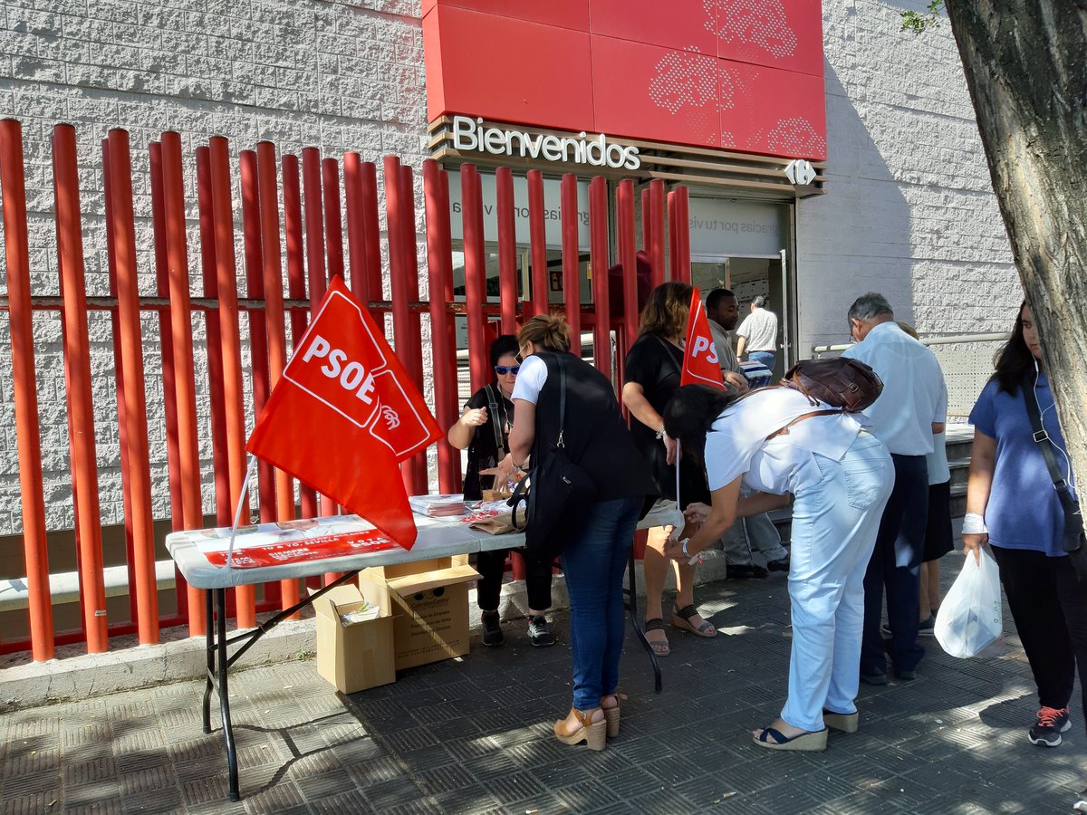 pinomontanopsoe's tweet photo. ...Seguimos con mesas informativas en #PinoMontano en la zona de "#LosParques", movilizandonos para que el domingo #26M sea una realidad #JuanEspadasAlcalde de #Sevilla

#TuyYoSevilla
#votaPSOE
#SiempreHaciaDelante https://t.co/i3K65GsRn2