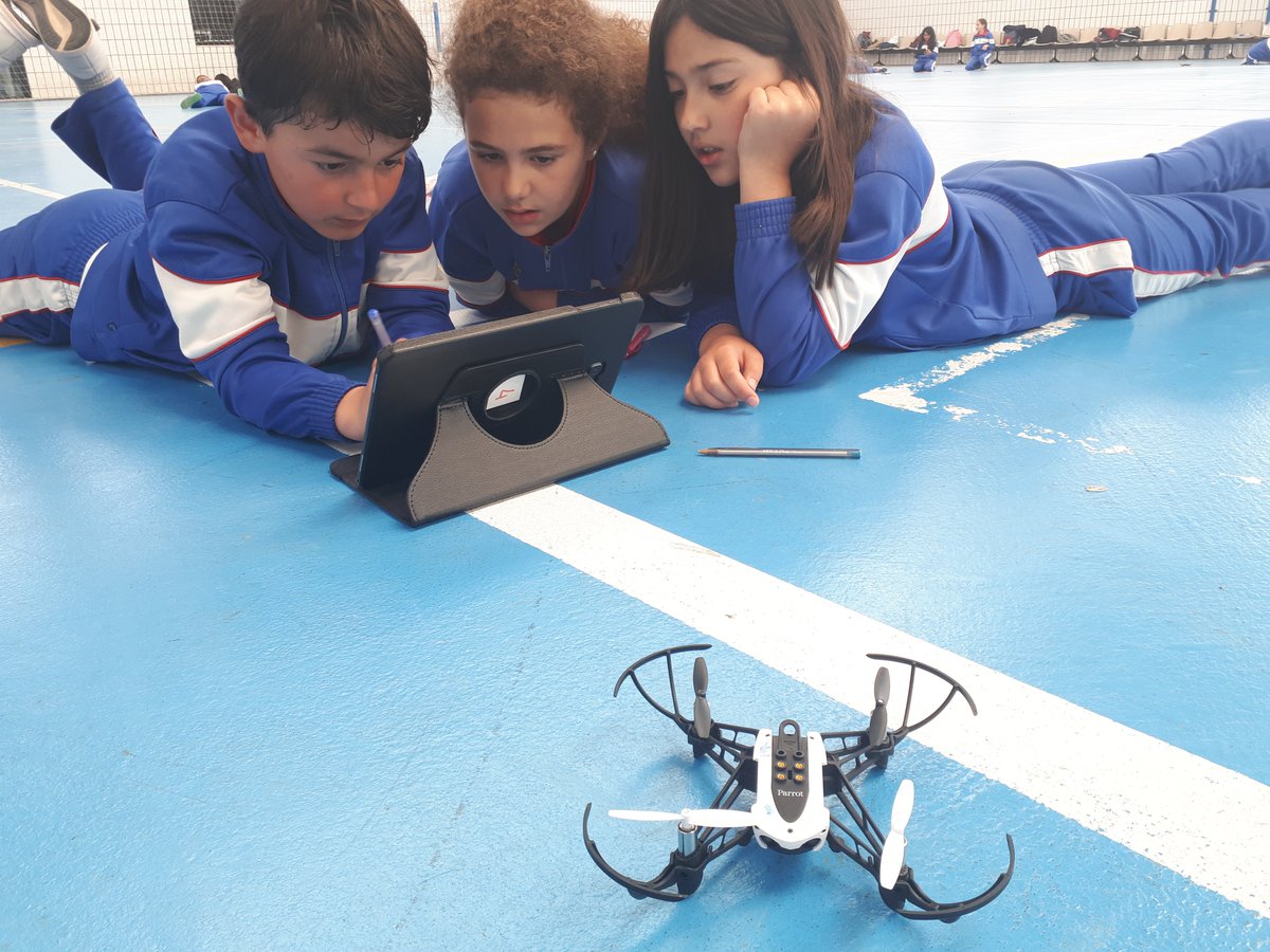 manureinosa's tweet photo. Pensamiento computación en la etapa de primaria de colegio San José #sanjosereinosa. Uso de drones para realizar vuelos mediante pequeños programas secuenciales. https://t.co/o9M7lBx7lB