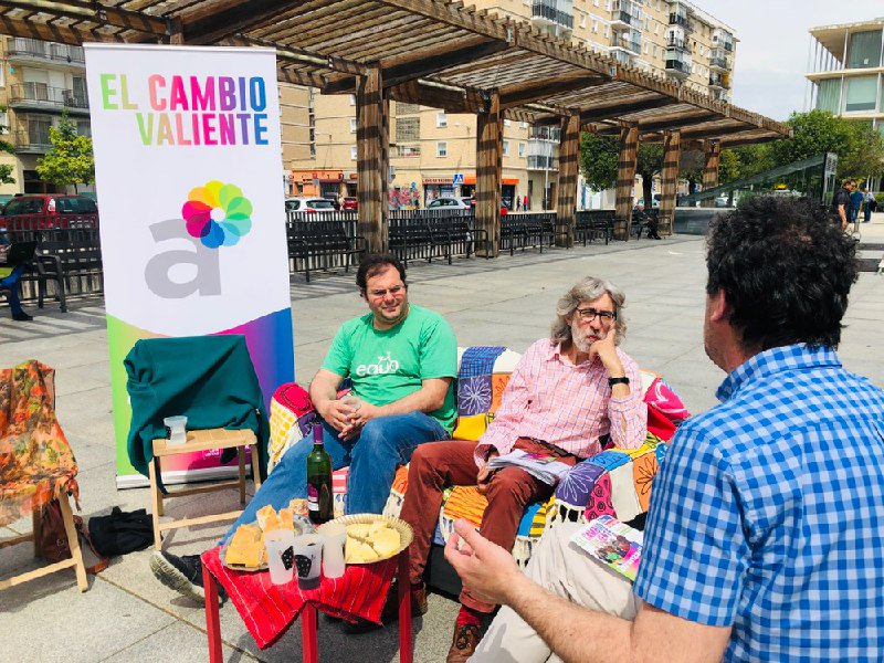 A pie de plaza, hoy hemos explicado qué programa de gobierno propone Aranzadi-Equo para #Sanduzelai:
🚃1. Modernización ferroviaria
🌿2. Compostaje ciudadano
🚶‍♀️3. Amabilización de la avenida de San Jorge
❤️4. Conexión con Orkoien
🏡5. Mejoras en vivienda
#ElSofadeAndoniRomeo