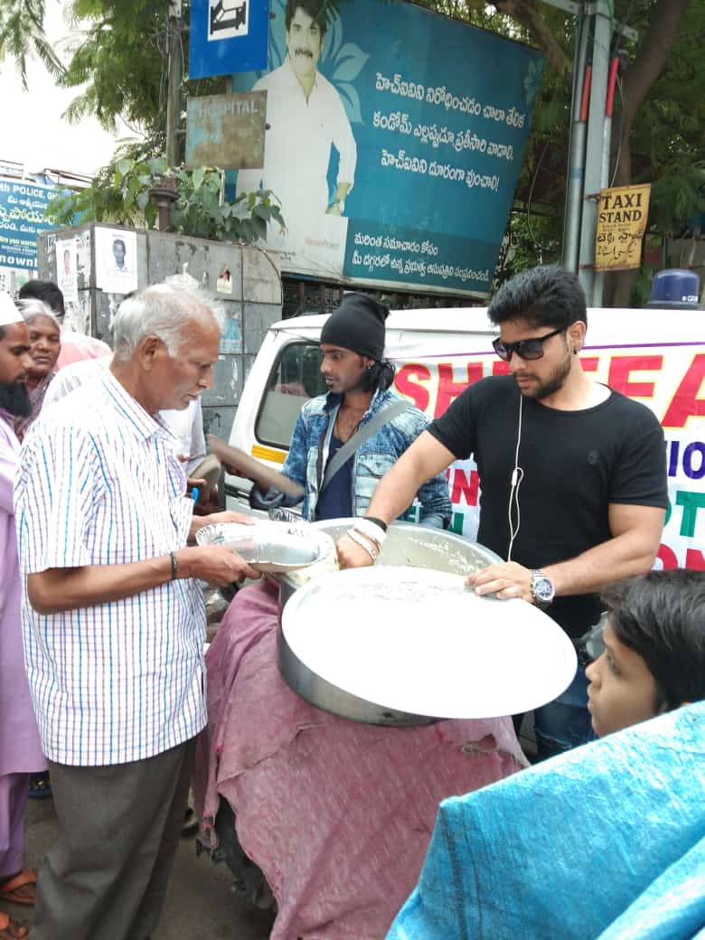 actor_naveed's tweet photo. Sheefa welfare foundation free food distribution hunger never seen religion common friends let's help to this people https://t.co/qO1077HtaM