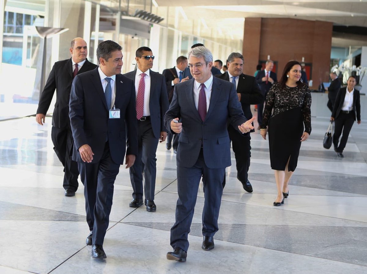 El CEO para las Américas, Laurent Freixe, nos recibe esta mañana en las instalaciones de Nestlé en Ginebra, Suiza, donde buscamos nuevas  oportunidades y generación empleo para las 100.000 familias hondureñas que viven de la siembra del café. Pendientes!