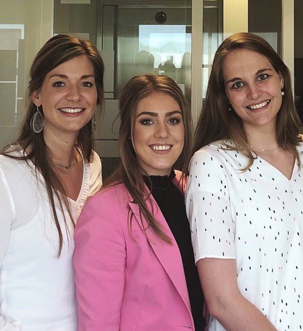Tijd voor een ➡️ #instagramstories #takeover! Lisanne, Jade en Tessa zijn aan de beurt: 3 collega's die in de #controlepraktijk van vestiging #Vriezenveen werken. Meekijken? instagram.com/jonglaan/ 👏 #jonglaanbaan #karaktertelt #selfie