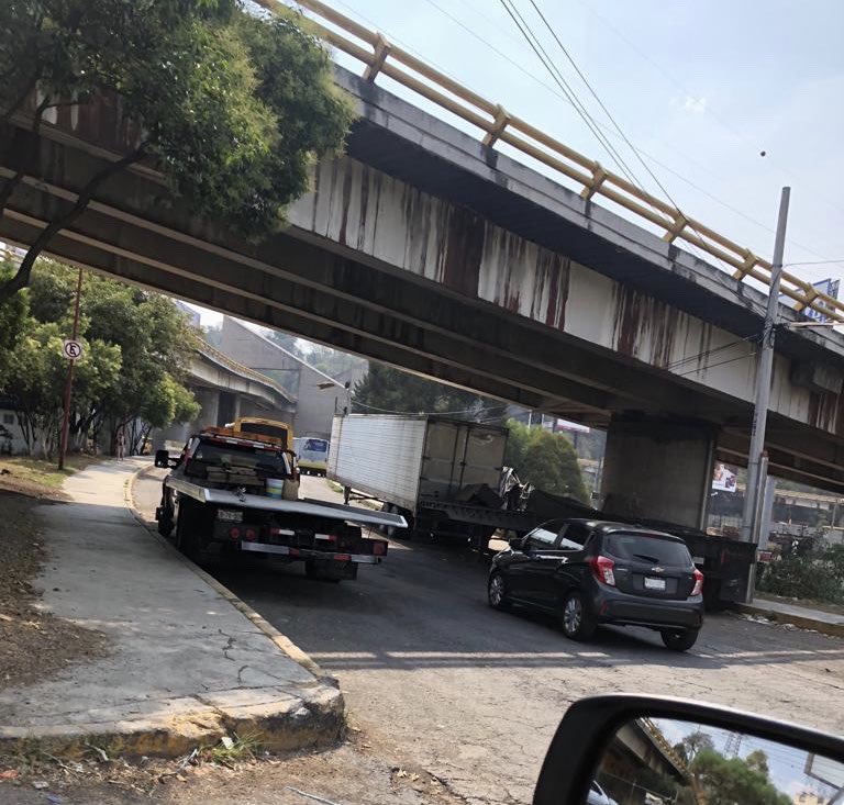 el_palaciosmx's tweet photo. @LaydaSansores @Claudiashein @ErnestinaGodoy_ @VecinoalertaA este es el puente PUERTA SANTA FE, d lejos espectacular d cerca basura, camiones de la #CDMX estacionados en lugares prohibidos y nada de seguridad @EnSantaFeMx @ColonosSantaFe atención y respeto a los espacios públicos https://t.co/s1RedrCajc