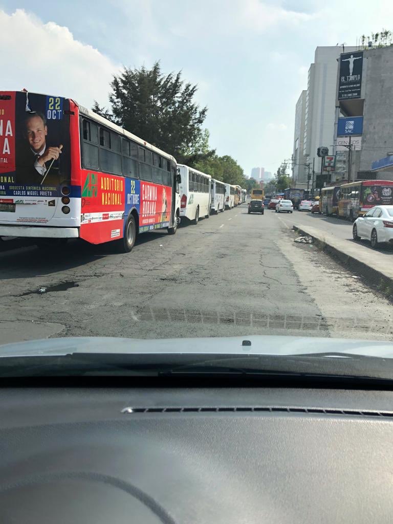 el_palaciosmx's tweet photo. @LaydaSansores @Claudiashein @ErnestinaGodoy_ @VecinoalertaA este es el puente PUERTA SANTA FE, d lejos espectacular d cerca basura, camiones de la #CDMX estacionados en lugares prohibidos y nada de seguridad @EnSantaFeMx @ColonosSantaFe atención y respeto a los espacios públicos https://t.co/s1RedrCajc